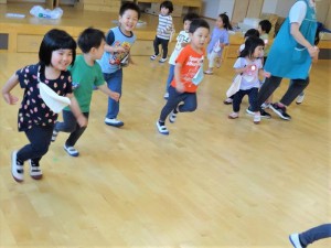 g年少　ホールで遊ぶ (14)